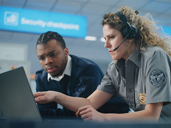 Business Emergency services Features 600x450 Two dispatchers looking at laptop screen together
