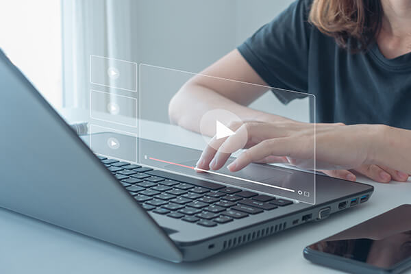 Business Collaboration Sub Hero 600x400 Woman on laptop with 3-D view of screen