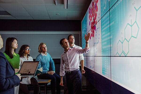 Business Dedicated internet Sub Hero 600x400 Group of workers all looking at multiple large screens on a wall