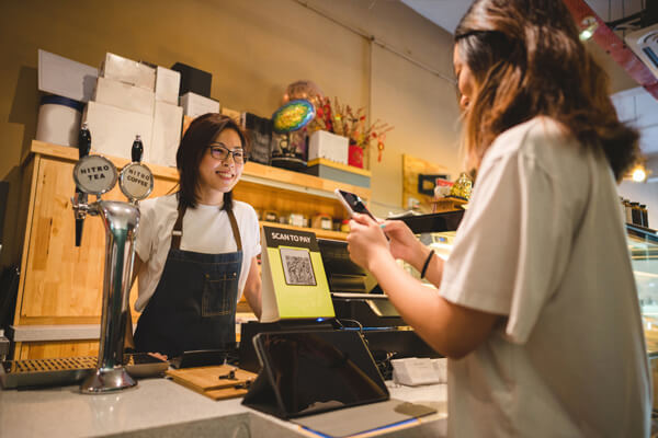 Business SMB Solutions Sub Hero 600x400 Clerk behind counter ringing up a customer