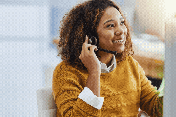 Fidium Effect Sub Hero 600x400 Woman talking with headset and seeing the Fidium Effect from her computer.