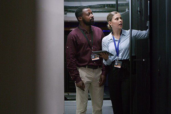 Wholesale broadband Sub Hero 600x400 Man and woman in a data center facility