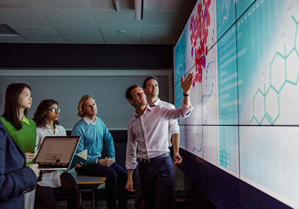 Business Dedicated internet Sub Hero 600x400 Group of workers all looking at multiple large screens on a wall