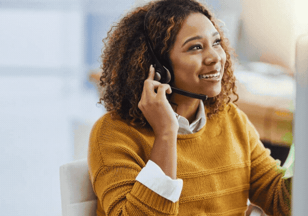 Fidium Effect Sub Hero 600x400 Woman talking with headset and seeing the Fidium Effect from her computer.