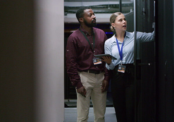 Wholesale broadband Sub Hero 600x400 Man and woman in a data center facility