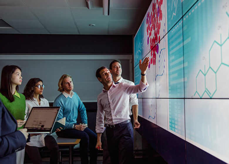 Business Dedicated internet Sub Hero 600x400 Group of workers all looking at multiple large screens on a wall